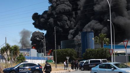 Der Brand brach in einem Industriegebiet südöstlich der Touristenmetropole Sevilla aus. Der Wind dürfte die Rauchwolke jedoch von der Großstadt weg Richtung Osten treiben.
