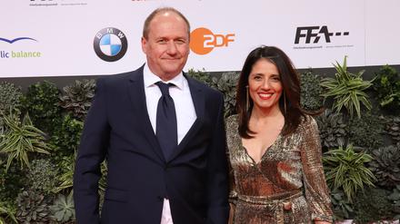 Produzent Henning Molfenter mit Moderatorin Selma Üsük beim Deutschen Filmpreis im Jahr 2020.