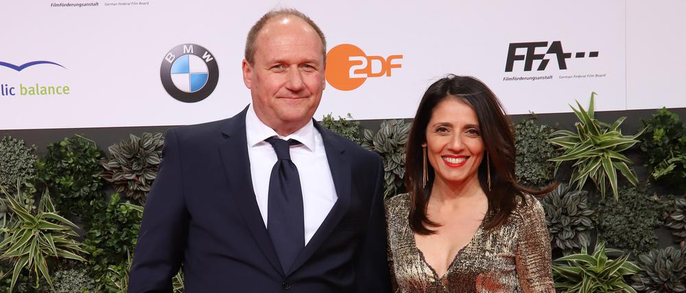 Produzent Henning Molfenter mit Moderatorin Selma Üsük beim Deutschen Filmpreis im Jahr 2020.