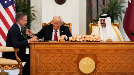 Boeing-Chef Kelly Ortberg unterzeichnete die Vereinbarung im Beisein von US-Präsident Donald Trump. 