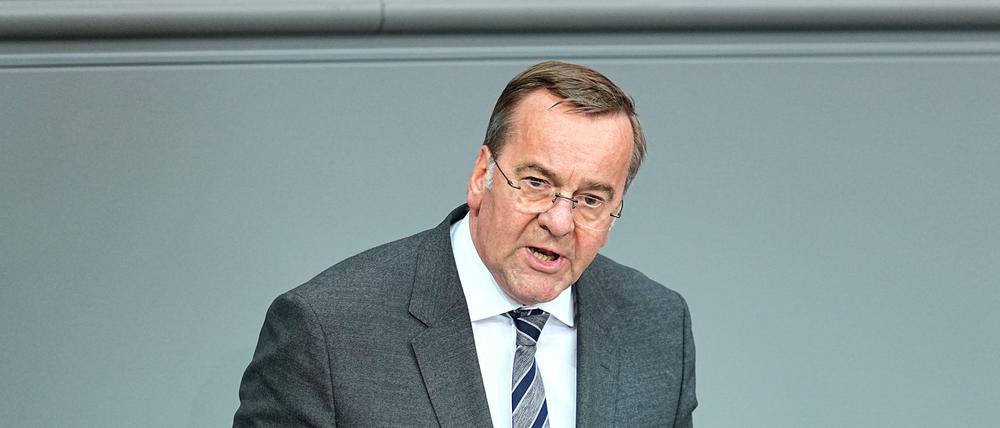 Boris Pistorius (SPD), Bundesminister der Verteidigung, spricht nach der Regierungserklärung des Bundeskanzlers im Plenum des Bundestags zum Thema Verteidigung.