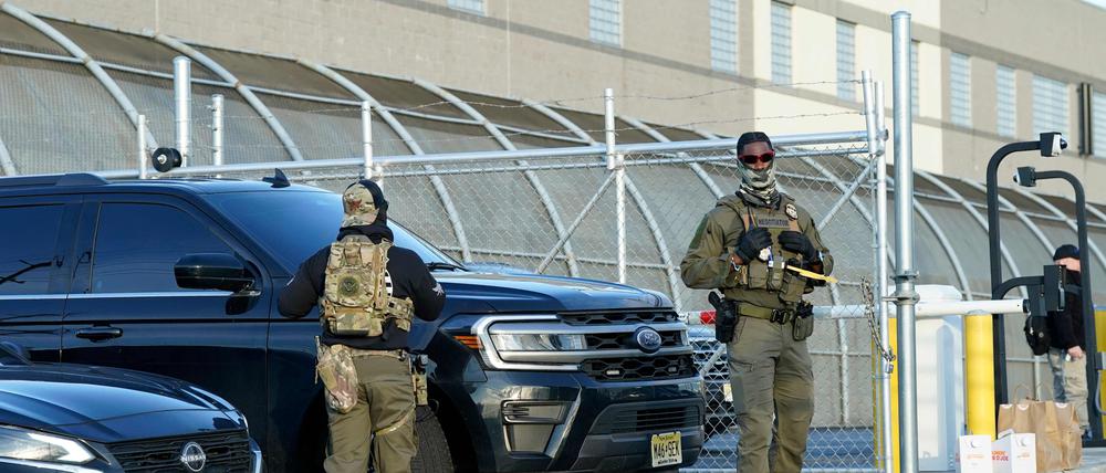 Beamte der Einwanderungs- und Zollbehörde (ICE) stehen in der Nähe eines Tores der Delaney Hall, einer neu umgebauten Haftanstalt für Einwanderer in Elizabeth, New Jersey (Symbolbild).
