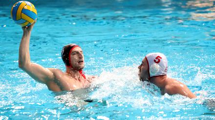 Marek Tkac (li., gegen Jan Rotermund von den White Sharks Hannover)  hat seinen Vertrag bei Spandau 04 um vier Jahre verlängert
