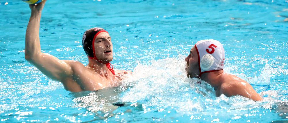 Marek Tkac (li., gegen Jan Rotermund von den White Sharks Hannover)  hat seinen Vertrag bei Spandau 04 um vier Jahre verlängert