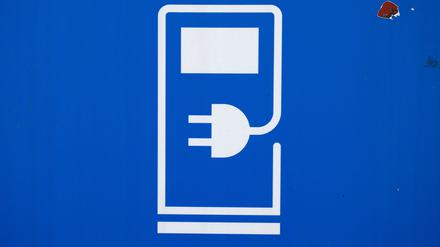 Die Mehrheit der privaten Autobesitzer in Deutschland misstraut nach einer Umfrage der HUK Coburg nach wie vor dem Elektroauto. (Symbolbild)