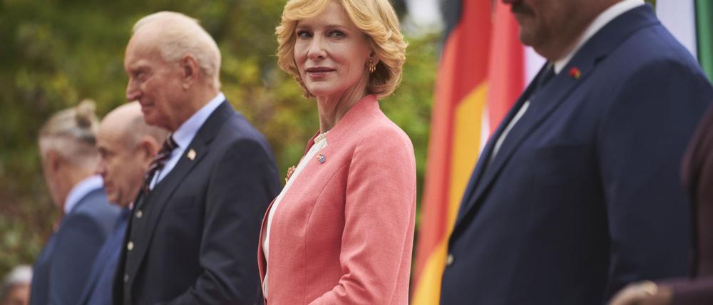 In der absurden Polit-Satire „Tanz der Titanen“ tritt Cate Blanchett als deutsche Kanzlerin auf.