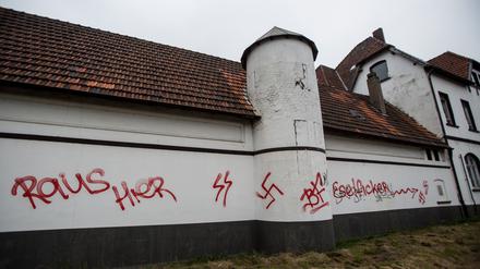 Archiv: Hakenkreuze und andere Schmierereien an einer Asylbewerberunterkunft in Waltrop (Nordrhein-Westfalen).