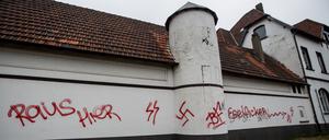 Archiv: Hakenkreuze und andere Schmierereien an einer Asylbewerberunterkunft in Waltrop (Nordrhein-Westfalen).