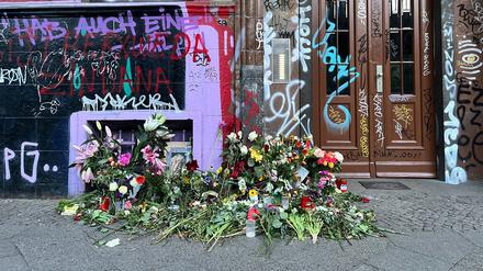 Vor dem früheren Wohnhaus von Margot Friedländer in der Skalitzer Straße 32 in Kreuzberg legten trauernde Menschen Blumen nieder.