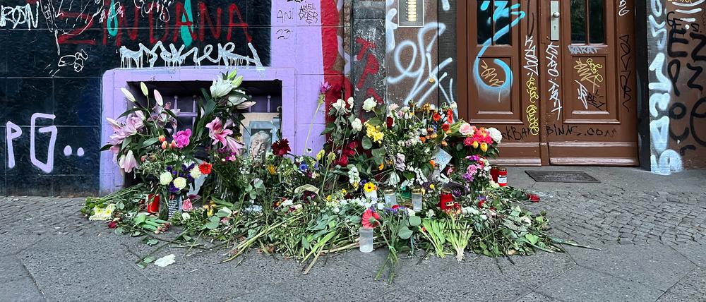 Vor dem früheren Wohnhaus von Margot Friedländer in der Skalitzer Straße 32 in Kreuzberg legten trauernde Menschen Blumen nieder.