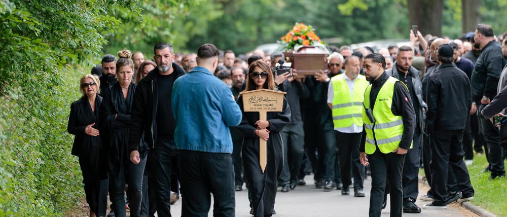 An der Beerdigung nahmen knapp 1.000 Menschen teil.