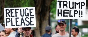 Weiße Südafrikaner vor der US-Botschaft in Pretoria: „Zuflucht bitte“. Sie fühlen sich bedroht von neuen Landgesetzen und sehen sich als Flüchtlinge.