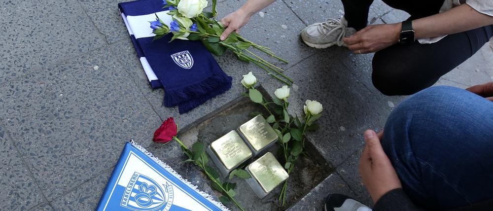 Neue Stolpersteine für Familie Platau in der Rudolf-Breitscheid-Straße 27. Sie besuchte regelmäßig Spiele des Vorläufervereins von Babelsberg 03.