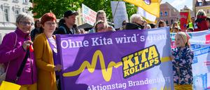 Teilnehmer am Aktionstag «Kita-Kollaps» protestieren auf dem Altmarkt in Cottbus.