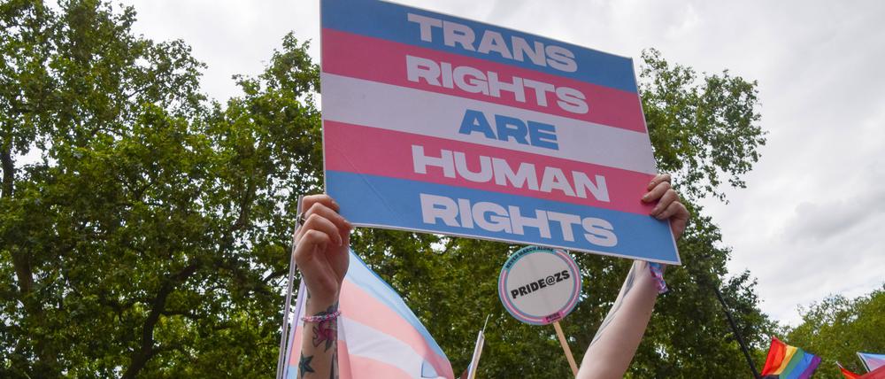 Plakat bei einer Demo in London: „Transrechte sind Menschenrechte.“