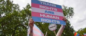 Plakat bei einer Demo in London: „Transrechte sind Menschenrechte.“