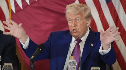 US-Präsident Donald Trump gestikuliert bei einem Business-Roundtable-Gespräch in Doha, Katar. 