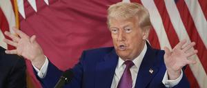 US-Präsident Donald Trump gestikuliert bei einem Business-Roundtable-Gespräch in Doha, Katar. 