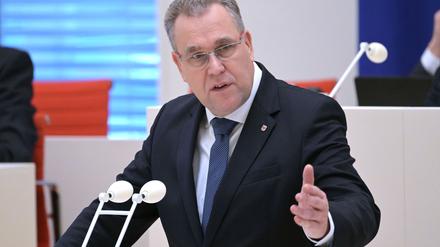 Der innenpolitische Sprecher der CDU-Fraktion im Landtag von Brandenburg, Rainer Genilke, hat noch viele Fragen an die SPD-Innenministerin nach der Entlassung des Verfassungsschutzchefs. (Archivbild)