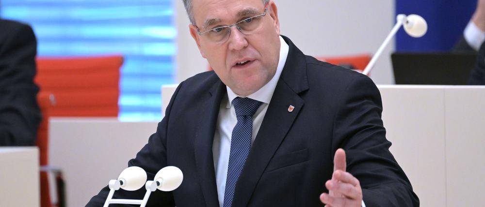 Der innenpolitische Sprecher der CDU-Fraktion im Landtag von Brandenburg, Rainer Genilke, hat noch viele Fragen an die SPD-Innenministerin nach der Entlassung des Verfassungsschutzchefs. (Archivbild)