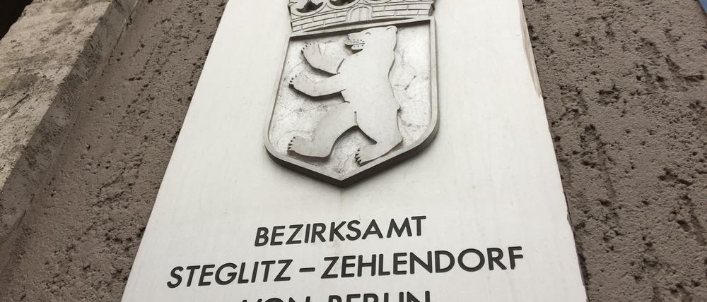 Das Rathaus Zehlendorf ist der Sitz der Bezirksbürgermeisterin: Bisher fehlen Konzepte, wie in Steglitz-Zehlendorf Millionen eingespart werden können.