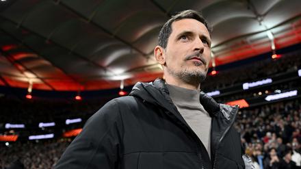 Trainer Dino Toppmöller hat seinen Vertrag bei Eintracht Frankfurt verlängert.