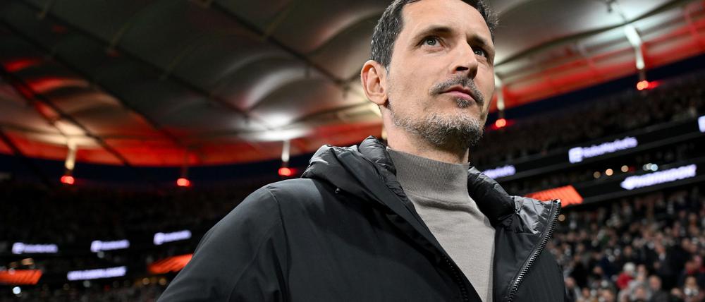 Trainer Dino Toppmöller hat seinen Vertrag bei Eintracht Frankfurt verlängert.