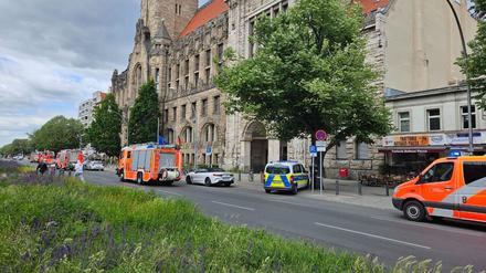 Mehrere Einsatzwagen der Feuerwehr stehen vor dem Rathaus.