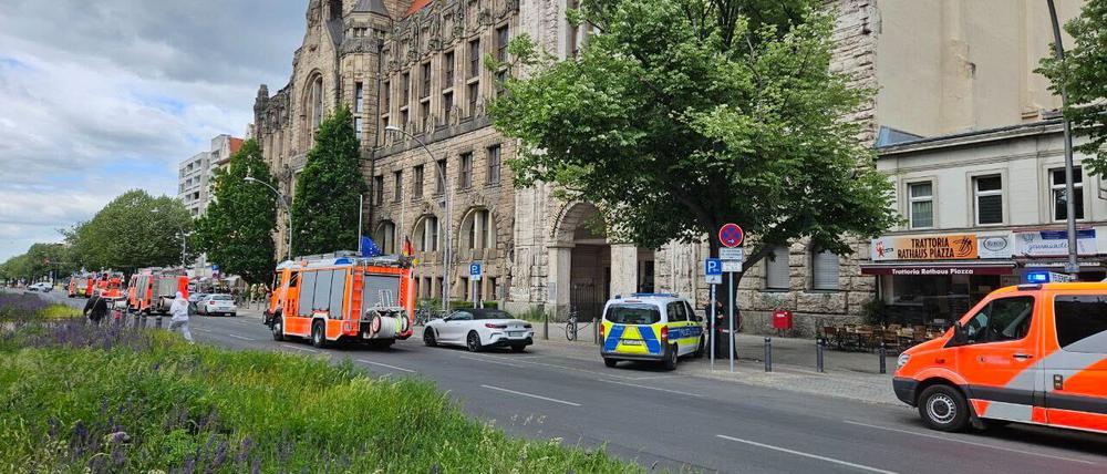 Mehrere Einsatzwagen der Feuerwehr stehen vor dem Rathaus.
