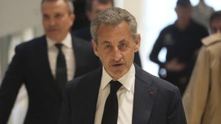 Der ehemalige französische Präsident Nicolas Sarkozy trifft vor Gericht in Paris ein, um sich vor Gericht zu verantworten.  