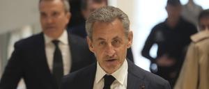 Der ehemalige französische Präsident Nicolas Sarkozy trifft vor Gericht in Paris ein, um sich vor Gericht zu verantworten.