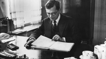 Rudolf Ditzen, der sich als Autor Hans Fallada nannte, am Schreibtisch seines heute als Museum genutzten Hauses in Carwitz. Die Aufnahme stammt von 1934. 
