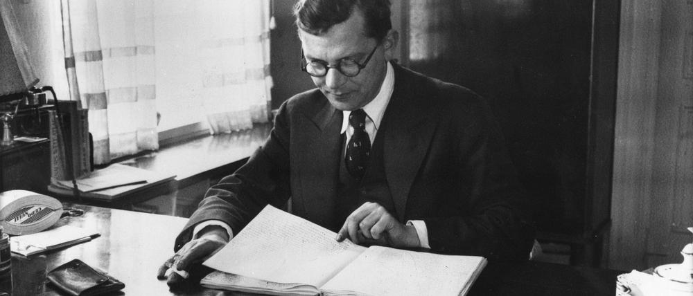 Rudolf Ditzen, der sich als Autor Hans Fallada nannte, am Schreibtisch seines heute als Museum genutzten Hauses in Carwitz. Die Aufnahme stammt von 1934.