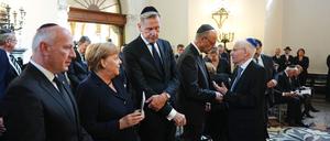 Der Regierende Bürgermeister von Berlin Kai Wegner (l-r CDU), Bundeskanzlerin a.D. Angela Merkel (CDU), Mathias Döpfner, Vorstandsvorsitzender der Axel Springer SE, Bundeskanzler Friedrich Merz (CDU) und Josef Schuster, Präsident des Zentralrates der Juden in Deutschland, kommen zur Beisetzung der Holocaust-Überlebenden Margot Friedländer auf den Friedhof Weißensee der Jüdischen Gemeinde zu Berlin.