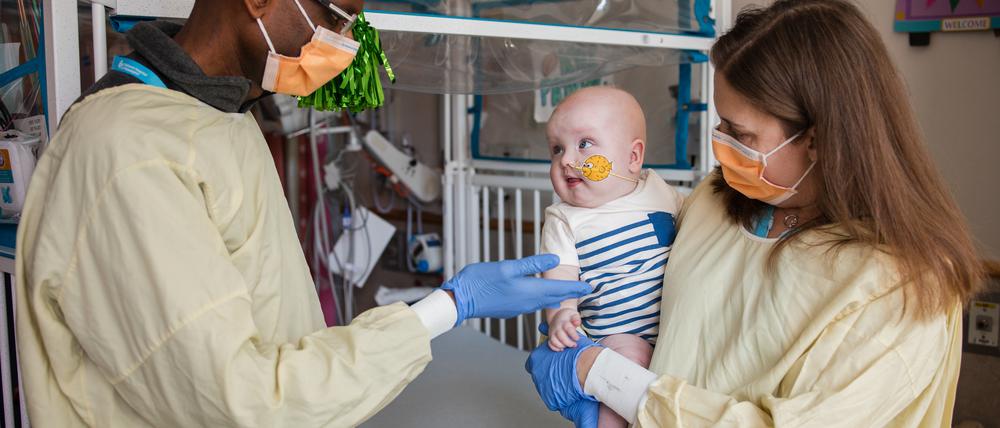 Die zwei behandelnden Mediziner, Kiran Musunuru und Rebecca Ahrens-Nicklas, mit Patient KJ.