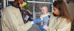 Die zwei behandelnden Mediziner, Kiran Musunuru und Rebecca Ahrens-Nicklas, mit Patient KJ.