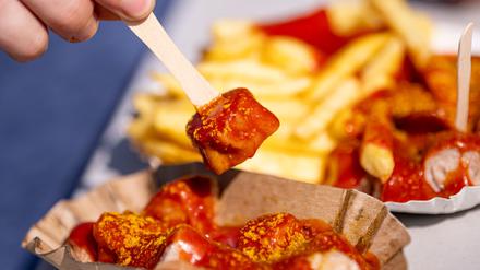 Die Currywurst wird in Kantinen immer unbeliebter. (Archivbild)