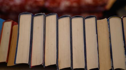 Eine mutmaßliche Bande soll angeblich Senioren wertvolle Bücher angeboten und so fast zwei Millionen Euro ergaunert haben. (Symbolbild)