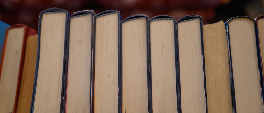 Eine mutmaßliche Bande soll angeblich Senioren wertvolle Bücher angeboten und so fast zwei Millionen Euro ergaunert haben. (Symbolbild)