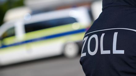 Der Zoll kontrolliert wegen möglicher Schwarzarbeit in einem Einkaufszentrum am Potsdamer Platz in Berlin. (Archivbild) 
