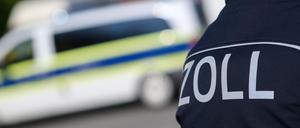 Der Zoll kontrolliert wegen möglicher Schwarzarbeit in einem Einkaufszentrum am Potsdamer Platz in Berlin. (Archivbild)