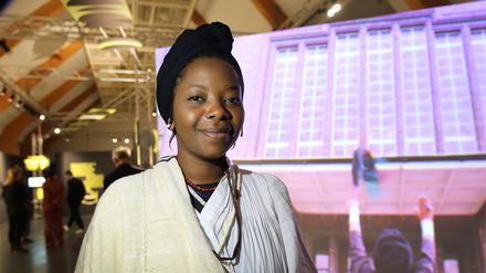 Die namibische Künstlerin Tuli Mekondjo vor ihrer Installation „Telegrafie als Werkzeug des Völkermords“ in der Ausstellung „Signale der Macht“.