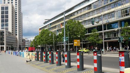 Die Sicherheitsmaßnahmen gegen Terroranschläge auf dem Berliner Breitscheidplatz bleiben umstritten.