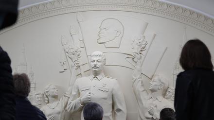 Historiker machen Sowjetdiktator Josef Stalin für den Tod von Millionen Menschen verantwortlich - nun erinnert ein Denkmal in der Moskauer Metro an ihn. 
