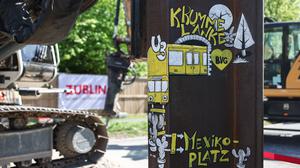 28.04.2025, Berlin: Auf einer Spundwand ist eine U-Bahn mit dem Schriftzug "Krumme Lanke" und "Mexikoplatz" gezeichnet. Durch eine Direktverbindung sollen die zwei Bahnhöfe Mexikoplatz und Krumme Lanke verbunden werden. Foto: Hannes P. Albert/dpa +++ dpa-Bildfunk +++