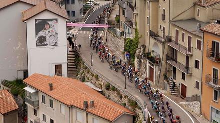 Beim Giro d'Italia kam es auf der sechsten Etappe zum Massensturz.