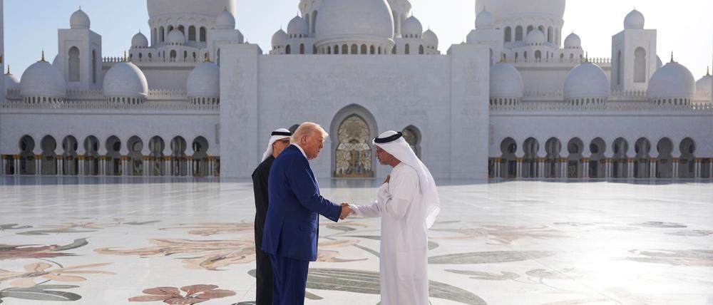 In den Emiraten besuchte US-Präsident Trump die Große Scheich Sajid-Moschee - eine der größten weltweit. 