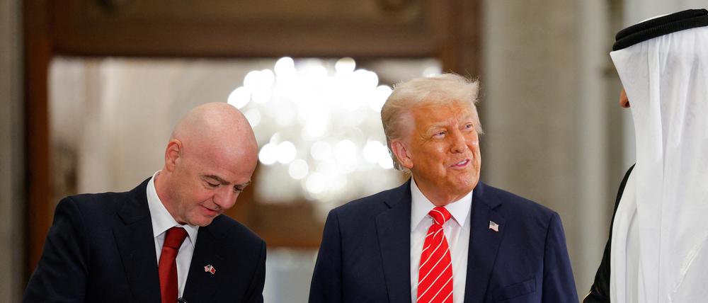 Fifa-Präsident Gianni Infantino schreibt auf einen Fußball, während er an einer Veranstaltung mit dem Emir von Katar, Tamim bin Hamad Al Thani, und dem US-Präsidenten Donald Trump im Lusail Palace in Lusail, Katar, teilnimmt.