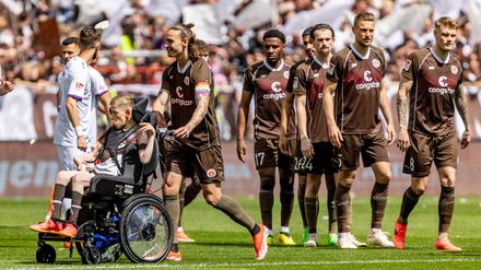 So wie der Fan hier können Rollstuhlfahrer Fußballspiele in der Bundesliga nicht immer genießen. Viele erhalten erst gar keinen Zugang.