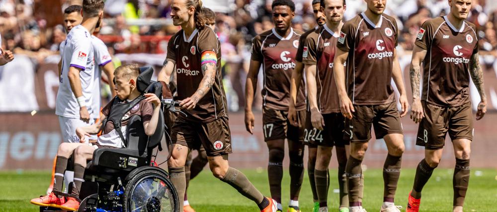 So wie der Fan hier können Rollstuhlfahrer Fußballspiele in der Bundesliga nicht immer genießen. Viele erhalten erst gar keinen Zugang.